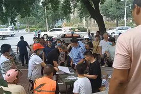 邯郸铁西大街邯钢路口，市民们排队给电动自行车上牌照视频封面