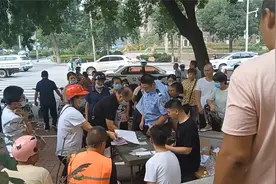 邯郸铁西大街邯钢路口，市民们排队给电动自行车上牌照视频封面