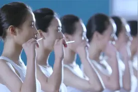 16名少女穿着10厘米高跟鞋，天天练习咬筷子！视频封面
