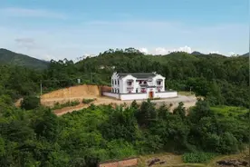 实拍我们村千万富翁的房子，位置独特有山有水，有高人指点？视频封面