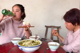 婆婆吃不下饭，儿媳买条火头鱼做酸菜鱼，婆婆把儿媳夸得直冒烟