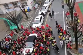 婚车车队经校园遇百余萌娃拦头车要喜糖，网友：没十斤喜糖走不了视频封面