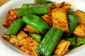 青椒搭配鸡蛋这样做太香了，比大鱼大肉受欢迎，学会待客有面子