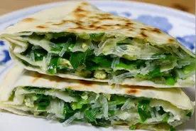 做多层鸡蛋粉丝韭菜盒子，皮薄酥脆味道鲜美，家人吃的停不下