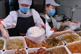 女生食堂买饭遇兼职室友，满满2大勺全是肉，一旁老板表情亮了！视频封面