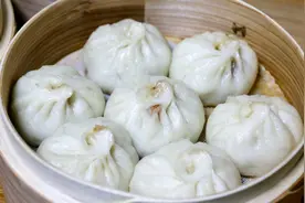 娃回家，李姐给娃用竹笼蒸的小笼包，每个包子都有竹木的清香！视频封面