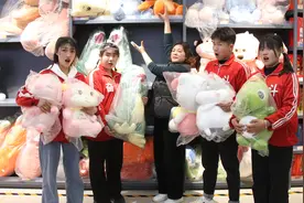 妈妈带孩子们去买毛绒玩具，没想最后自己却买了很多，怎么回事视频封面
