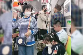 女孩坐地铁困得东倒西歪，旁边阿姨见状赶紧把她搂着视频封面
