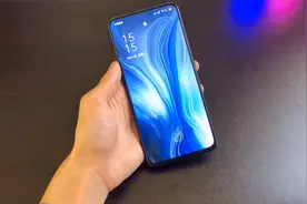 800元买了个OPPO Reno升降摄像头手机，屏占比很高吃鸡很流畅。视频封面