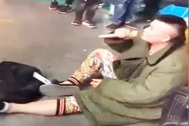 最近突然火的《那个女孩》，外卖小哥含泪唱完，如此痛彻心扉视频封面
