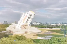 “轰”一声响，江苏昆山83米高楼成功实施定向拆除爆破视频封面