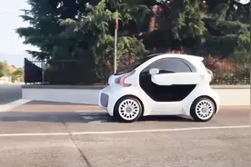 这下不怕堵车了，最小电动车问世，续航137公里视频封面