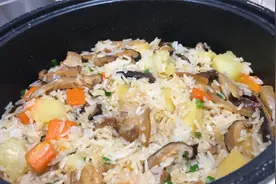 土豆焖饭最好吃的做法，饭菜一锅，鲜香味美，连挑食的孩子都爱吃