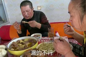二女来了老爸感概啥？公鸡炖土豆满满一大盆，又是享受的一餐视频封面