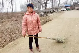 农村姑娘在村子里打扫卫生，一个月多少工资？看姑娘怎么说视频封面