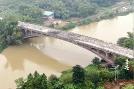 航拍广西灵山龙武大桥，它是我国第一座净跨百米无筋石肋双曲拱桥视频封面