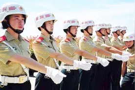 解放军中的“白头盔”是干什么的？为何所有士兵见了都要怕三分视频封面