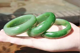 碧玉手镯如何分辨好坏，教大家几个挑镯子的小技巧，一看就懂视频封面