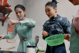 李若彤给何雯娜父母做饭,看到她做的饭菜,网友:打脸半个娱乐圈视频封面