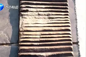 开封“赌徒”每天众人面前跪搓衣板，板上跪出坑：希望警示大家视频封面
