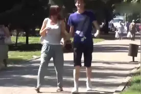 恶搞路人：小伙街头牵陌生美女的手，各种神反应，会不会被打？视频封面