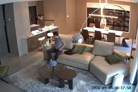 爸爸训娃声音大了点，猫咪护主心切对其扇耳光：暴露家庭地位了视频封面