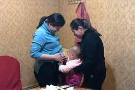 宝宝见怀孕姑姑大肚子很好奇，孩子一把扒开看个究竟，奶奶脸红了视频封面