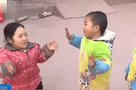 人间：矮媳妇“小妈妈”，身高只有80厘米她却扛起家，伟大的妈妈视频封面