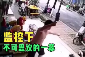 监控下搞笑的一幕：小伙提刀找茬，没想到被老板反杀，解气！视频封面