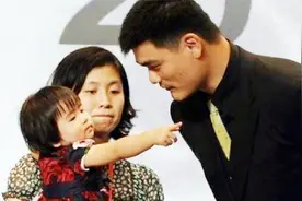 姚明终于要二胎了？41岁妻子公开回应，球迷却只关注孩子国籍问题视频封面
