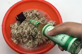 洗衣服时滴几滴花露水，真是太厉害了，一年省下不少钱，都要试试视频封面