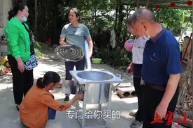 阿姨专门买柴火灶送给小凤，连饭都没吃就走了，小凤心里不是滋味视频封面