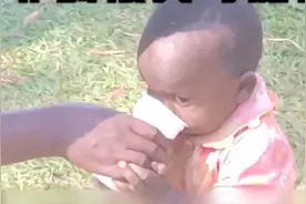 非洲被父母抛弃的孩子后续：几天没见兄弟俩的生活又被打回了原形视频封面