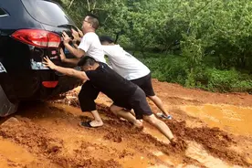 车辆陷入泥坑了怎么办？老司机支招，这样做快捷还省事视频封面