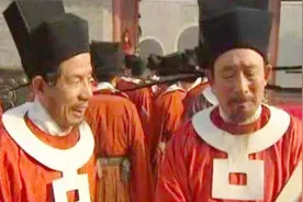 宋代官员的脖子上都会挂一个白圈，其实并非为美观，而是方便皇帝视频封面