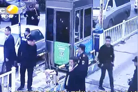 物业还是恶势力？新旧物业交接爆发大冲突，现场混乱保安被打骨折视频封面