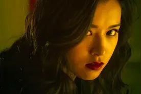 性感妩媚的反派美女够惊艳吗？帅气高能的动作霸气十足！电影赤道视频封面