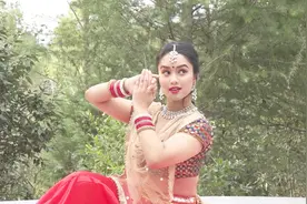 印度高种姓女大学生在森林中翩翩起舞视频封面