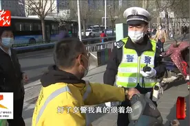 石家庄：交警严查不戴头盔骑电动车，外卖小哥被查有点急躁