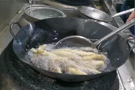 炸沙丁鱼时，有的人用淀粉，有的人用面粉，都不对！教你正确做法视频封面