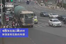 上海男子带100万现金骑车掉了50万：被身后骑车人顺手牵羊视频封面