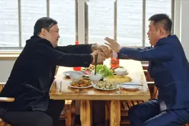 这是我见过最搞笑拜把子视频，宋晓峰和贾冰喝酒拜把子，笑果非凡视频封面