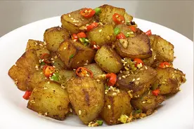 锅巴土豆怎么做？大厨教你一招，外焦里嫩，吃一口唇齿留香