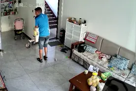 刚打开门一只狗突然冲进屋内，爸爸反应神速将孩子抱起视频封面