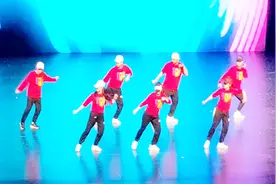 7人齐跳鬼步舞《中国人中国心》动作整齐舞步新颖，齐刷刷真好看