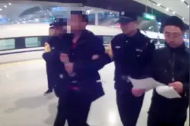 尴尬了！男子高铁顺手牵羊偷手机藏在袜子里 遇盘查电话响了……视频封面