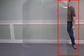 老外发明隐身材料，人从这种材料背后走出来，就像凭空出现一样视频封面