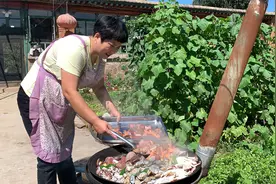 165元买5种海鲜，大铁锅一锅烀，配上3碗蘸料，一家人吃嗨了视频封面
