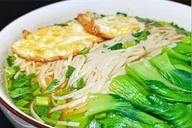 早餐别总出去吃了，花10分钟做一碗清汤面，营养又美味，暖胃舒心