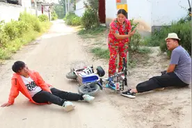 短剧：二大爷摔倒，村花到底扶不扶，没想到村花做法让人笑掉大牙视频封面